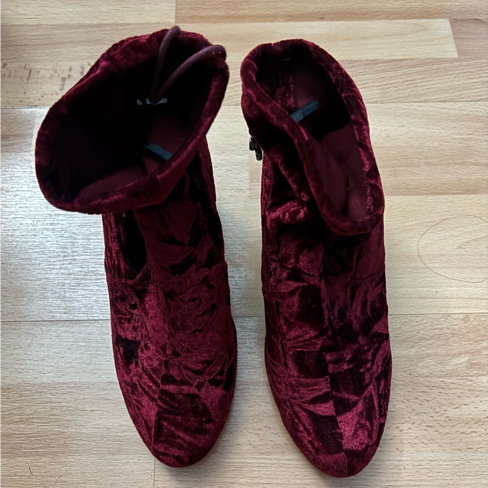 Faux Suede Taupe Block Heel 3” Booties Size 9 Burgundy Red GNO - Picture 3 of 8
